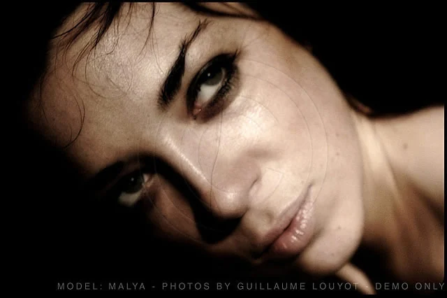 Malya allongée, gros plan sur le visage